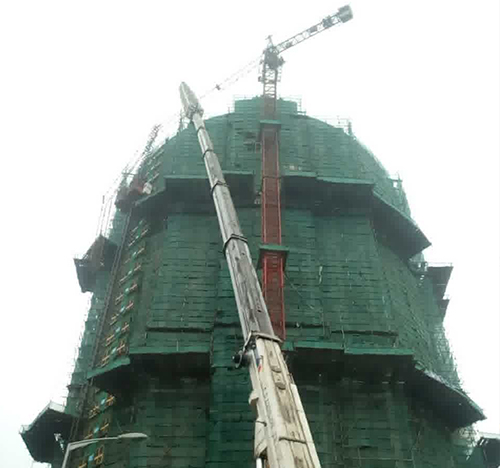 麟游吊车在工地上作业